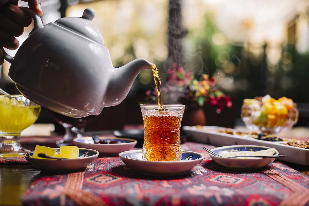 آیا نوشیدن چای باعث ایجاد لکه بر روی دندان ها میشود؟